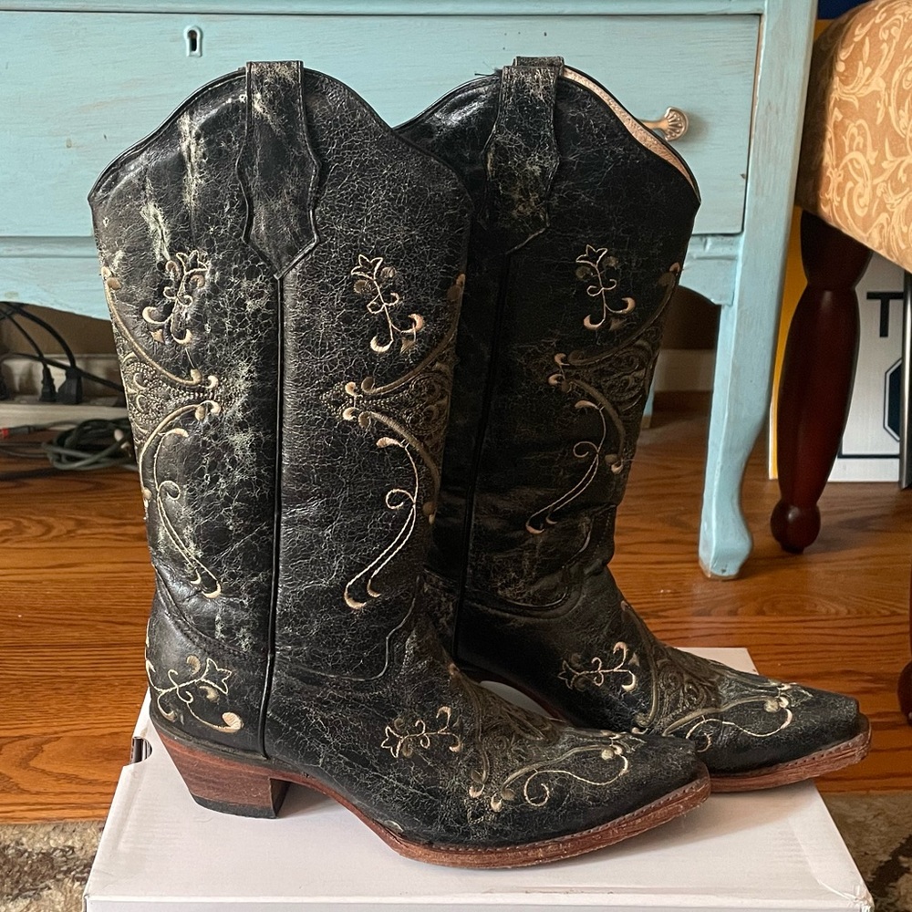 Circle G Black Heeled Western Boots with Embroidery